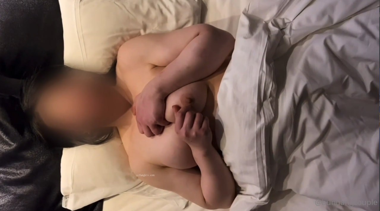 颜值不错逼逼毛非常浓密短发少妇 跳蛋塞逼逼自慰高潮喷水呻吟娇喘 很是诱惑喜欢不要错过